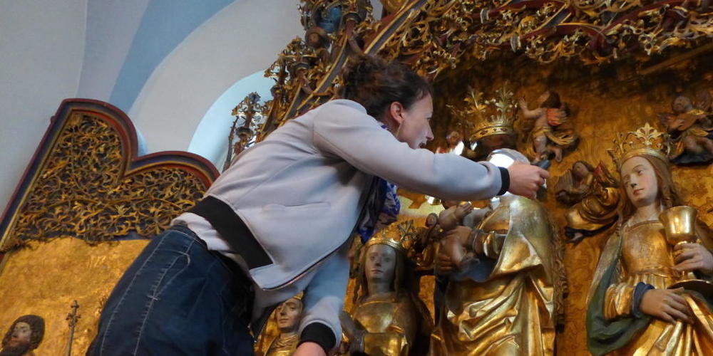 Die Professorin und Projektleiterin Karolina Soppa untersuchte den wertvollen Flügelaltar genau, bevor er evakuiert und restauriert wurde.