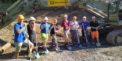 Gemeinsamer Spatenstich mit Stadtpräsident Ruedi Mattle (3.v.r.)