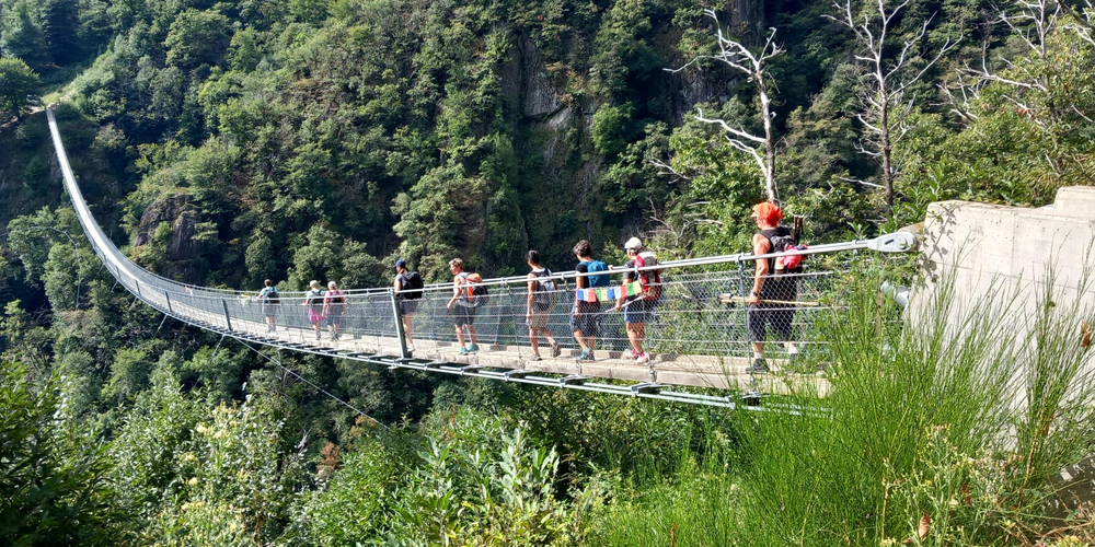 Der Turnverein Alt St. Johann auf der tibetischen Hängebrücke