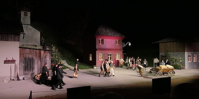 Die imposanten Kulissenbauten sind ein Markenzeichen der Freilichtbühne Rüthi. Auch dieses Jahr wurden die Gegebenheiten aus vergangener Zeit auf dem Festspiel-Gelände eindrucksvoll inszeniert. 