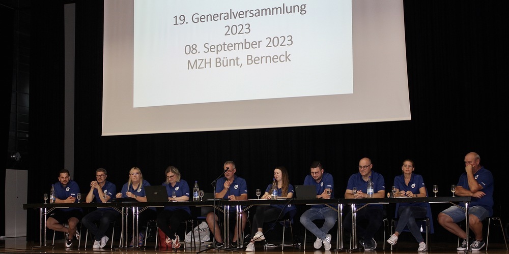 Der Vorstand des FC Au-Berneck an der GV 2023 in Berneck. Dritte von links ist Joëlle Wider, neue Juniorenobfrau. Am Mikrofon Präsident Ernst Graf.