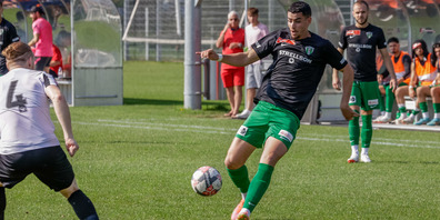 Kämpferische FC Kreuzlingen Spieler auf Zürcher Fussballfeld.