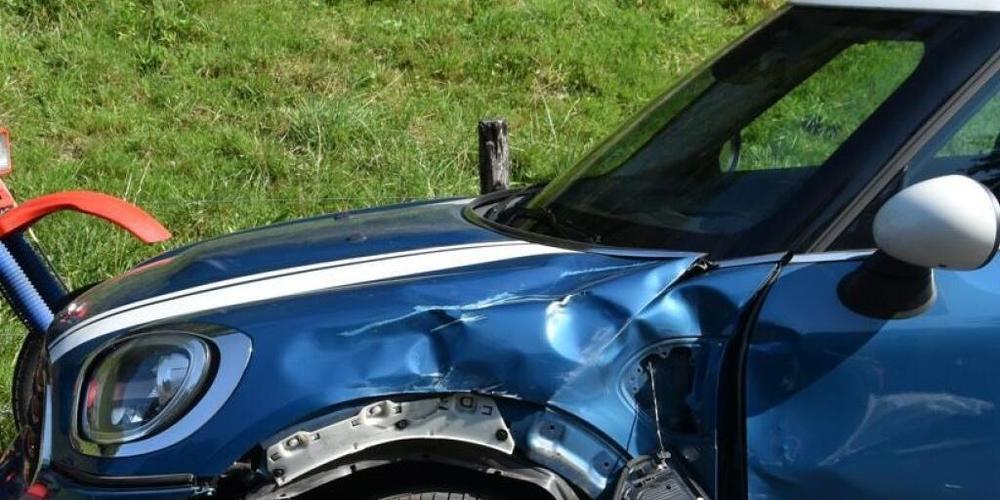 Dieser Sachschaden stammt von einem Zusammenstoss mit einem Motorrad in Niederteufen AR. Der Autofahrer blieb unverletzt, während die zwei Personen auf dem Motorrad ins Spital gebracht werden mussten.