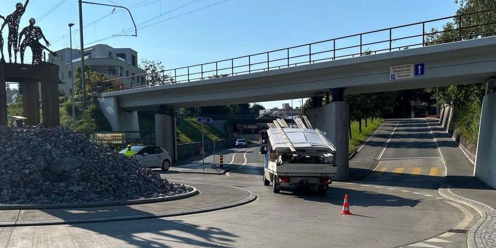 An diesem Kreisel in Freienbach SZ ereignete sich am späteren Mittwochnachmittag ein Verkehrsunfall.