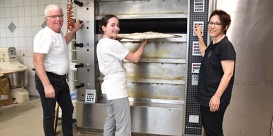 Jana Hutter aus Oberriet (Mitte) geniesst schon im ersten Lehrjahr als Bäckerin-Konditorin grosse Freiheiten im Arbeitsalltag beim Rhybeck von Reini und Pia Kobler in Kriessern. 