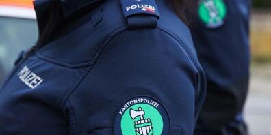 Die Kantonspolizei St. Gallen hielt eine 56-jährige Frau an, die über 20 Autos zerkratzt hatte.