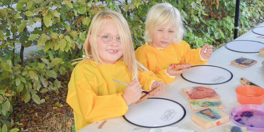 Die Kids am Festival Jups erfreuen sich am Frisbee bemalen auf dem Gelände des Kammgarnhofs in Schaffhausen. Dabei können sie sich kreativ ausleben.