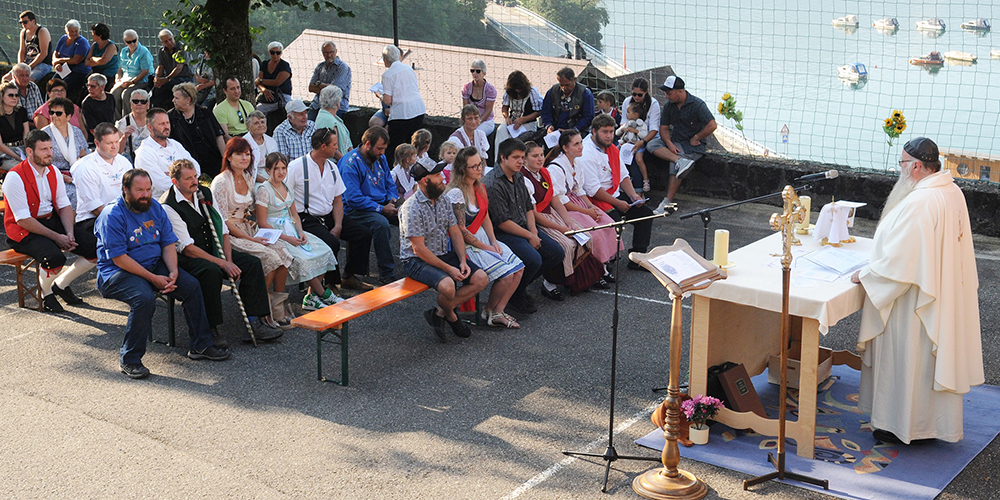 Der Festgottesdienst fand im Freien statt. 