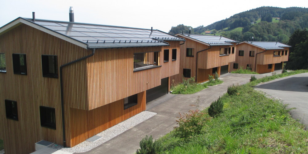 Bei den drei seit längerem leerstehenden Neubauten in Wolfhalden wurden die Vorgaben der Baubewilligung nicht eingehalten.