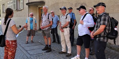 Interessierte Zuhörer beim Rundgang durch Altdorf.