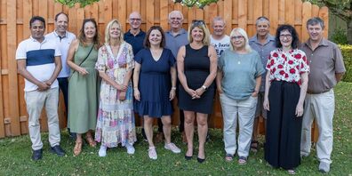 Die neuen Mitglieder der Kirchenverwaltungen und des Kollegienrats (von links): Pfarrer Georg Changeth, Miguel De la Poza, Birgit Törnell, Marlene Sieber, Marcel Gamweger, Aktuarin Regina Dethomas, Präsident Werner Barmettler, Ruth Gschwend, Adrian Schmid, Susi Miara, Rolf Sieber, Trudy Roth und Stephan Ladner.