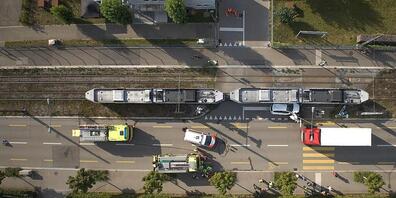 Bei einer Kollision zwischen einem Tram und einem Auto am Dienstagmorgen in Zürich wurde der Lenker des Autos verletzt.