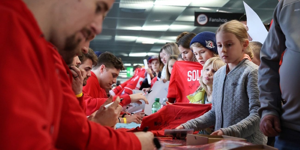 Sämtliche Lakers-Spieler sind anwesend und gehen auf die Autogrammwünsche kleiner und grosser Fans ein.