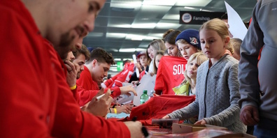 Sämtliche Lakers-Spieler sind anwesend und gehen auf die Autogrammwünsche kleiner und grosser Fans ein.