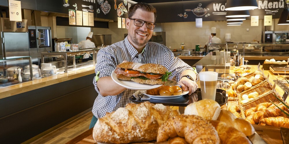 Geschäftsführer Leo Baumgartner und sein Team bieten der Kundschaft den ganzen Tag ein vielseitiges Buffet.  