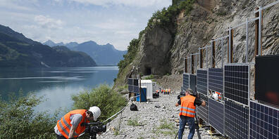Medienschaffende filmen die Solaranlage im alten Steinbruch am Walensee, die während einer Testphase installiert worden war. (Archivbild)