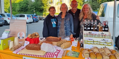 Ein Teil unseres Teams am Markt; von rechts, Patricia Rutz, Geschäftsführerin, Claudia Durisch, Trauer- und Sterbebegleiterin, Thomas Herpich, Buchhalter, Therapeut und Coach, Erika Meier, Schneiderin und Betreuerin. 