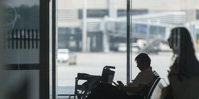 Der Flughafen Zürich will die Transportdienstleistungen für eingeschränkte Passagiere vollständig selber übernehmen. Per Ende 2024 übernimmt er deshalb 120 Mitarbeitende der Goldair Assistance. (Symbolbild)