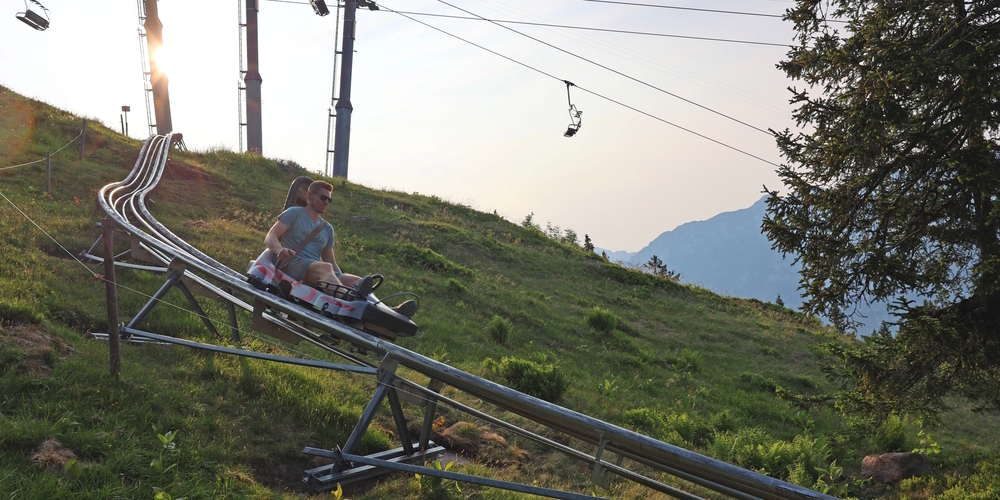 Rodeln am Flumserberg bei Sonnenuntergang am Samstag, 16. September 2023.