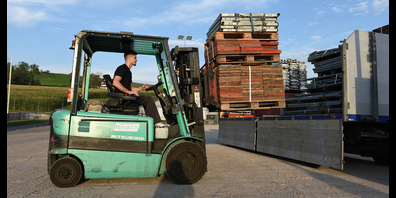 Circa 40 Tonnen wiegt das Material für die Zusatztribünen.