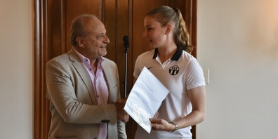 FDP-Stadtrat Filippo (l.) übergibt die Ehrenurkunde an Julia Stierli, Vize-Kapitänin beim FCZ.