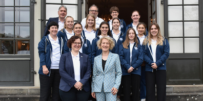 Die ZSC Lions Frauen sind das aktuell erfolgreichste Frauenteam im Eishockey. Hier posieren sie mit der Zürcher Stadtpräsidentin Corine Mauch (vorne rechts).