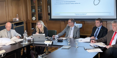 Die Kantonsregierung mit Martin Kessler, Finanzdirektorin Cornelia Stamm-Hurter, Dino Tamagni, Patrick Strasser und Walter Vogelsanger (v.l.) präsentieren das Kantonsbudget 2024-2027.