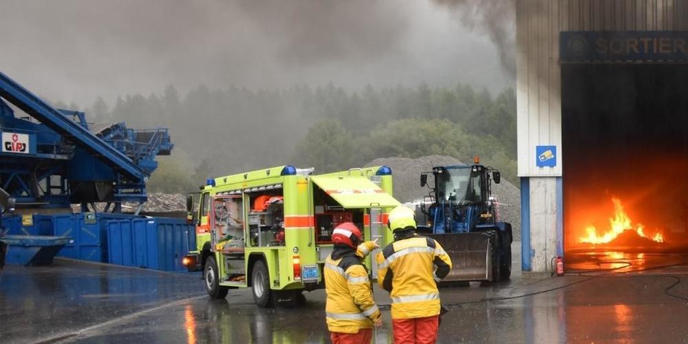 Die Feuerwehr konnte den Sperrgutbrand in der Zernezer Recyclinghalle rasch löschen.