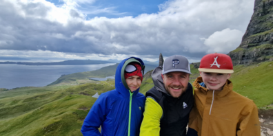 Reisen gerne: Carlo Wiedmer mit seinen beiden Söhnen in Schottland.