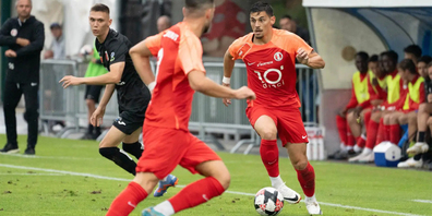 André Ribeiro (1.v.r., am Ball) leitete die Wende des Spiels in der 69. Minute mit seinem Ausgleichstreffer ein. (Archivbild)