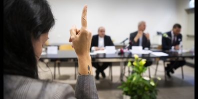 Eine fragende Journalistin in Lugano, wo gestern die Studie der Uni Zürich über sexuellen Missbrauch in der katholischen Kirche vorgestellt wurde. Zuvor war über die Studie schon am Dienstag in Zürich informiert worden.