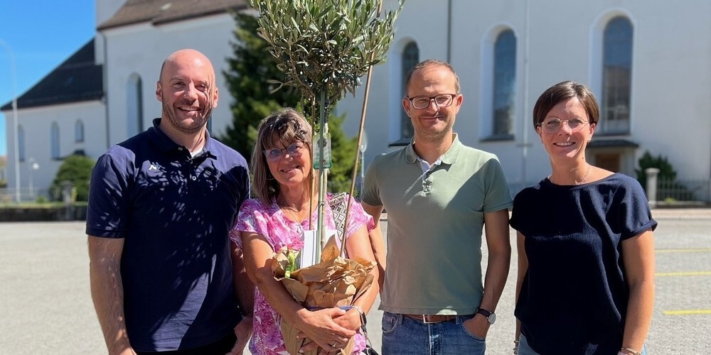 Geschenkübergabe – Gaby Eugster mit dem Team der Schulverwaltung