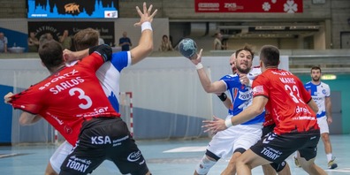 Kampf um jeden Millimeter: Spielmacher Janus Lapajne (links) führte die Hoppers zum wichtigen Heimsieg gegen den HSC Suhr Aarau.