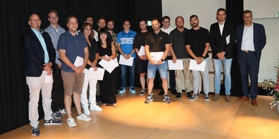 Absolventen der Höheren Fachschule Bildungsgänge Informatik und Medizintechnik zusammen mit den Lehrgangsleitern Simon Tunzini und David Niederer (links) sowie Rektor René. Strasser (rechts).
