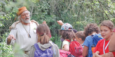 Reiner Stamm gibt letzte Infos, bevor es ins Dorf der Pfahlbauer geht. 