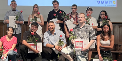 Sie haben es geschafft: Die Diplomand:innen beim obligaten Gruppenbild. 