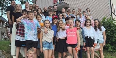 Schülerinnen und Schüler der Primarschule Rapperswil-Jona vor dem Ammler Schwendihaus während des Sommerlagers 2023.