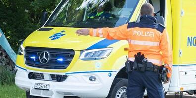 Ein Kantonspolizist weist den Rettungsdienst ein.