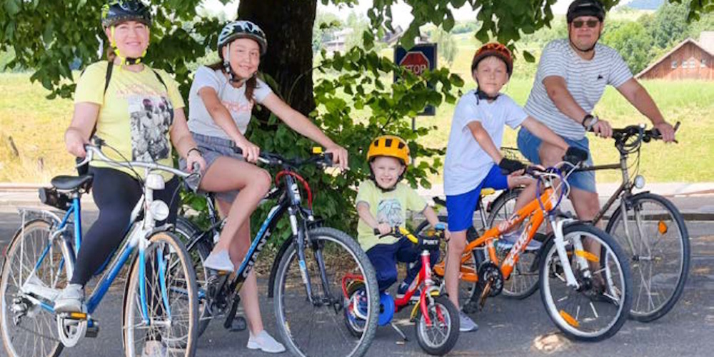 Seit 2022 wohnt die Familie Antonenko aus der Ukraine in Kaltbrunn und freut sich nun, per Velo unterwegs sein zu dürfen.