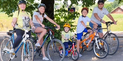 Seit 2022 wohnt die Familie Antonenko aus der Ukraine in Kaltbrunn und freut sich nun, per Velo unterwegs sein zu dürfen.