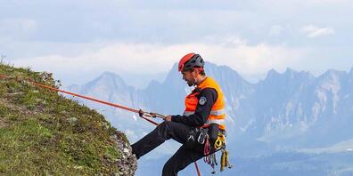 Die alpine Einsatzgruppe der Kantonspolizei St.Gallen in unwegsamem Gelände. (Symbolbild)