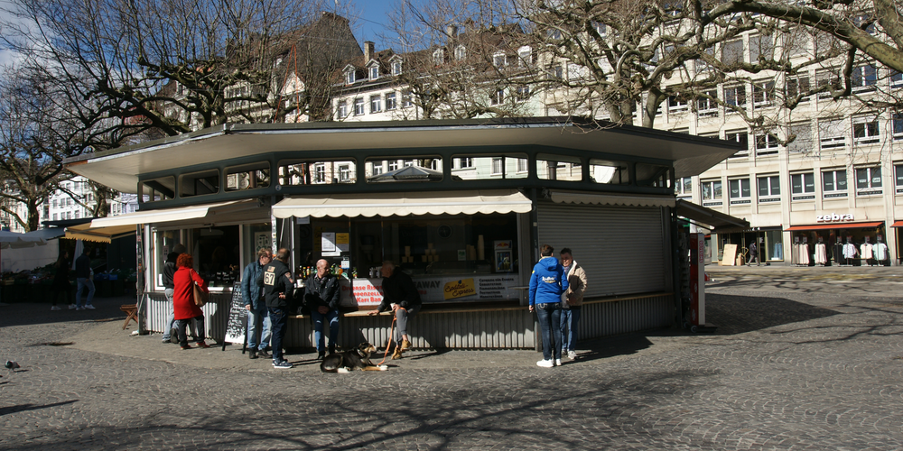 Zurzeit sind noch die Bäckerei Schwyter, die Valora AG und der Nil Imbiss in der Rondelle geöffnet