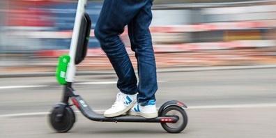 E-Trottinetts gehören nicht auf das Trottoir. (Symbolbild)