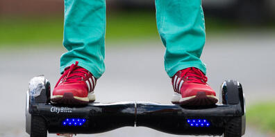 Der Brand entfachte sich beim Laden eines solchen elektrisch betriebenen Fahrzeugs. (Symbolbild)