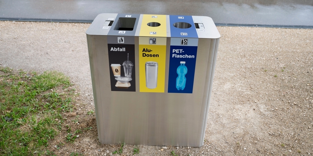 Besonders auffällig sind beim neuen Behälter die unterschiedlichen Einwurföffnungen.