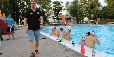 Bestens vorbereitet auf die Finalspiele im Training mit Cheftrainer Milan Petrovic (links), im Vordergrund Dominik Pinsini, Chef Wasserball.