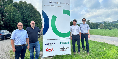 Anbei erhalten Sie ein Bild der Stelenpräsentation (v.l.n.r.): Christof Dietz (Zürcher Kies und Transport AG), Jan Schneider (OMA AG), Pirmin Helbling (Kindlimann AG) und Roman Habrik (Gemeindepräsident Kirchberg).   