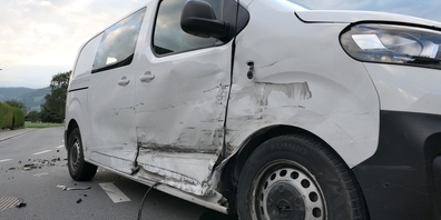 Eines der in den Auffahrunfall verwickelten Fahrzeuge, die dabei beide erheblichen Sachschaden erlitten.