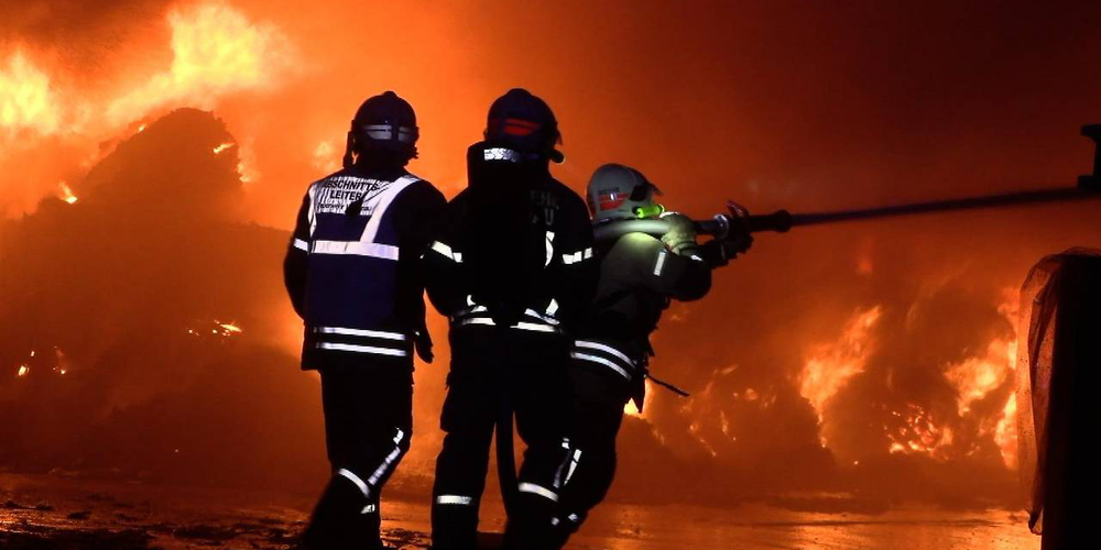 Die Feuerwehr verhindert die Ausbreitung der Flammen.