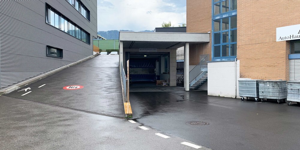 Das Rolltor der Theiler Druck AG war am Donnerstagabend gegen 22.30 Uhr geöffnet. Dies nutzte ein Mann, um in die Arbeitshallen der Druckerei zu gelangen.